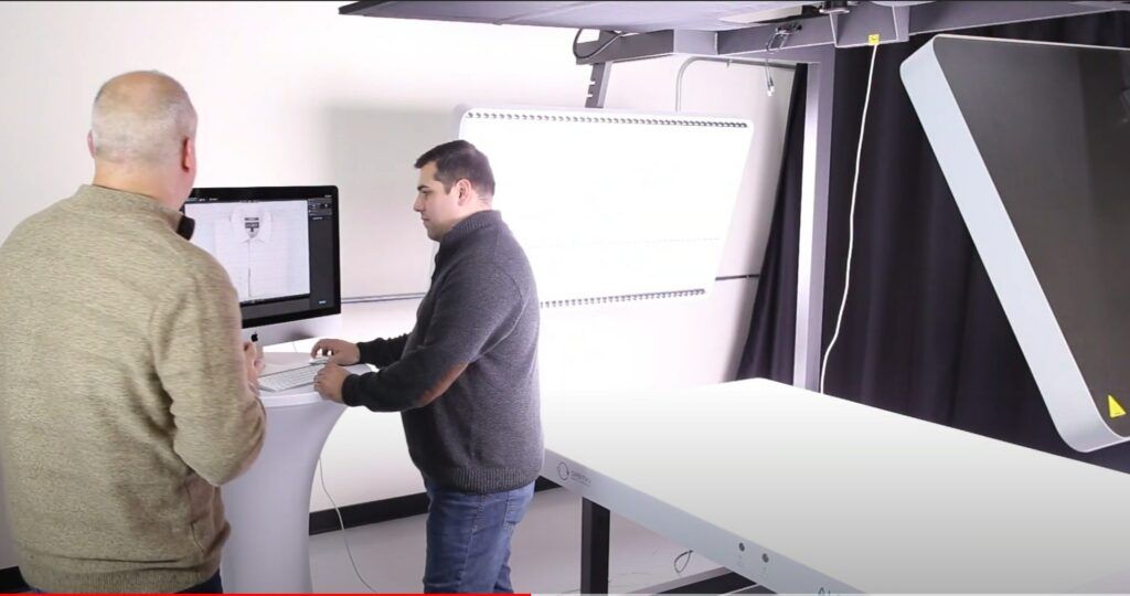 Automated Set-up for Shooting White Product (Dress Shirt) on Weißer Hintergrund using the AlphaTable