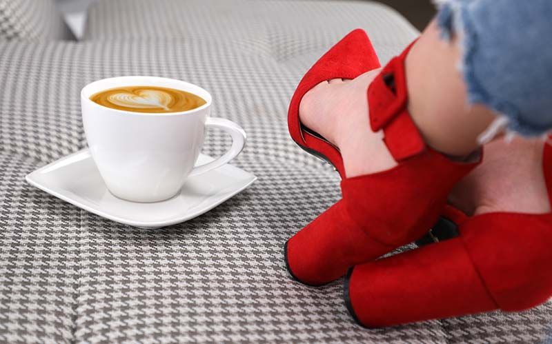 Ein Shofie mit Cappuccino und roten Schuhen