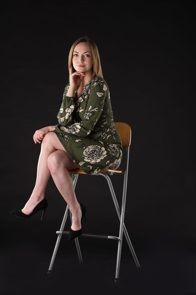 Model vor schwarzem Hintergrund