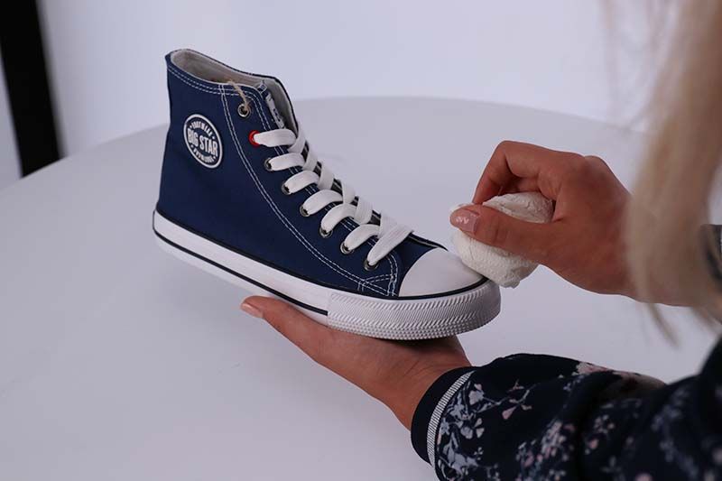 Reinigung eines Schuhs für eine Fotosession