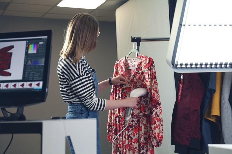 preparing clothe for Flat-Lay-Fotografie