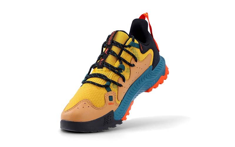 Sportschuh auf weißem Hintergrund