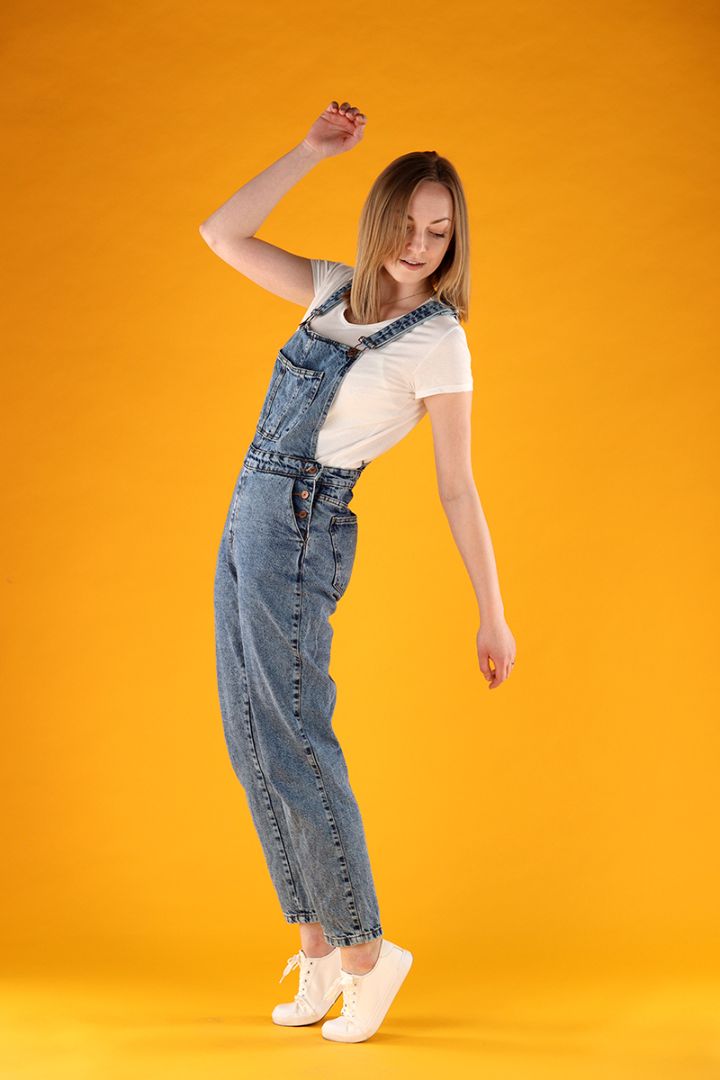 Model vor hellem Hintergrund