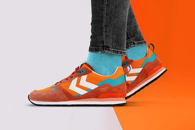 Orangefarbene Schuhe - ein Lookbook-Foto