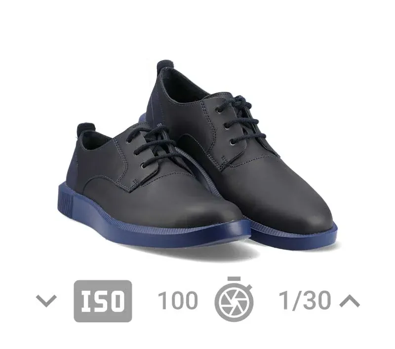 Beispiel eines Schuh-Packshots mit angegebenen Kameraeinstellungen