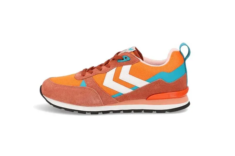 Orangefarbene Schuhe - ein Packshot