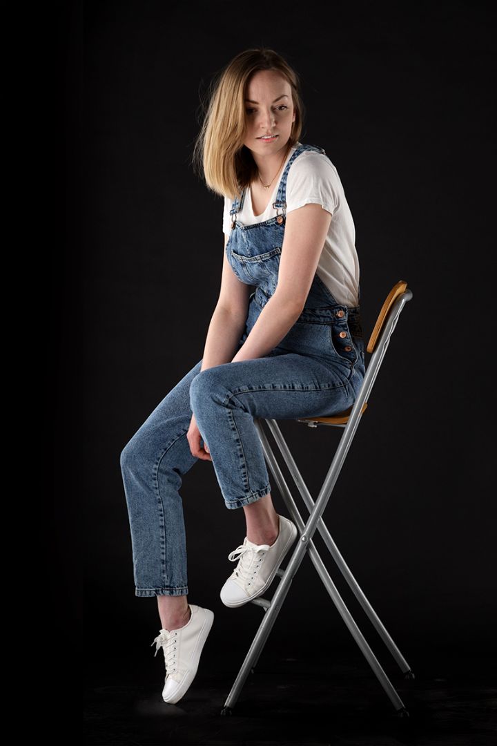 Model vor dunklem Hintergrund